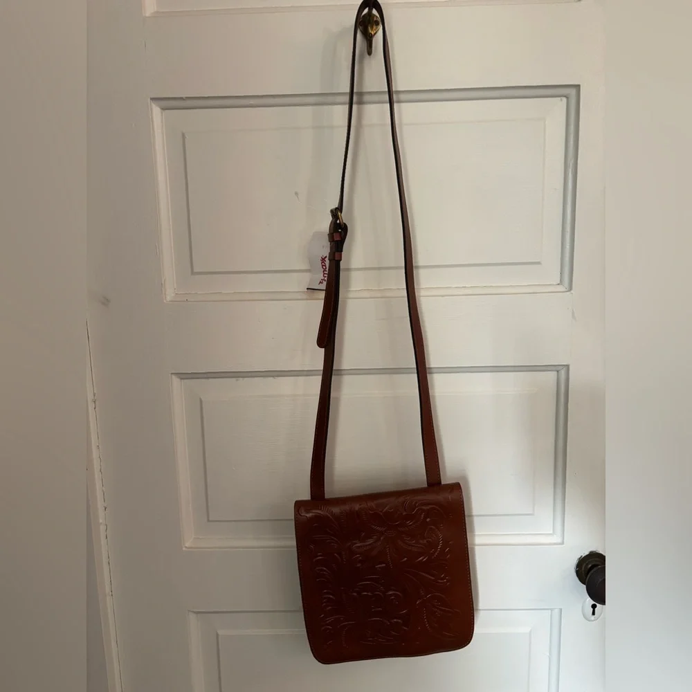 Patricia Nash tooled leather fold over crossbody purse. NWT with dust bag. - Picture 2 of 5